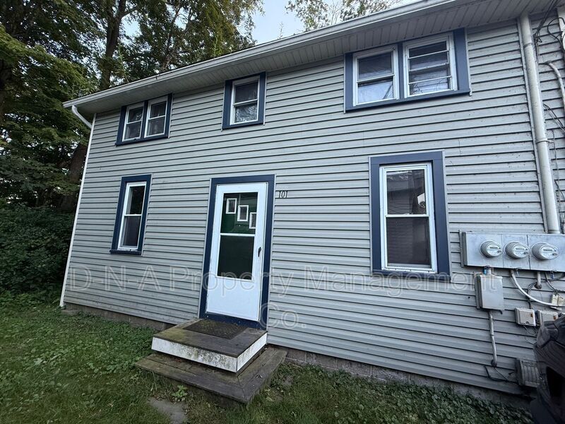 110 Cabanna Ln in East Stroudsburg, PA - Building Photo