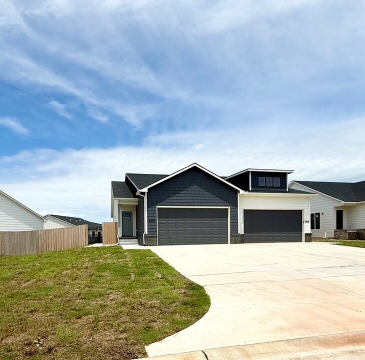 5270 Pinecrest Ct N in Bel Aire, KS - Foto de edificio