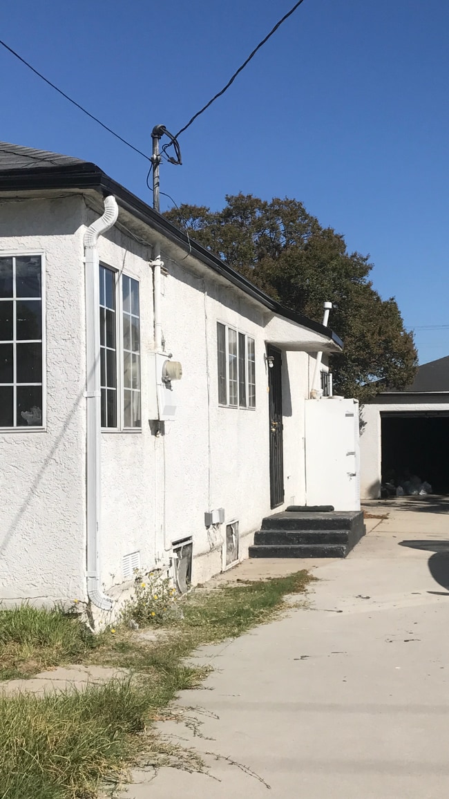1423 W 106th St, Unit 203 in Los Angeles, CA - Building Photo - Building Photo