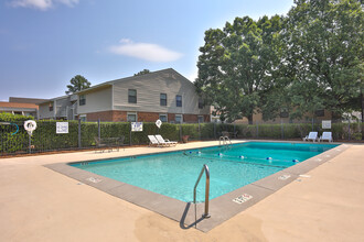 Whispering Pines in Columbia, SC - Foto de edificio - Building Photo