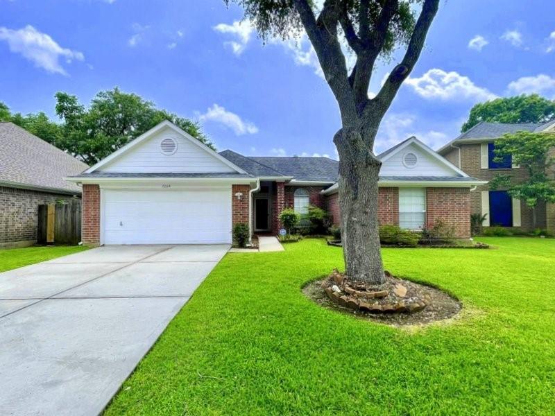 15514 Heritage Country Ct in Friendswood, TX - Foto de edificio