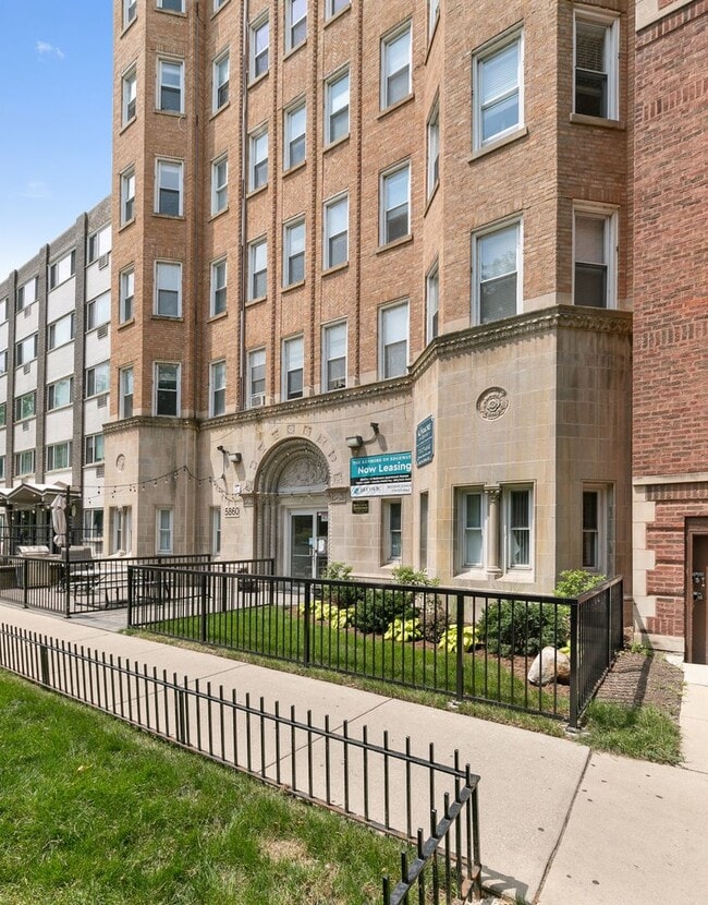 5863 N Kenmore Ave, Unit 305 in Chicago, IL - Building Photo - Building Photo