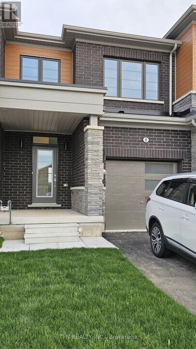 15 Peach St in Thorold, ON - Building Photo