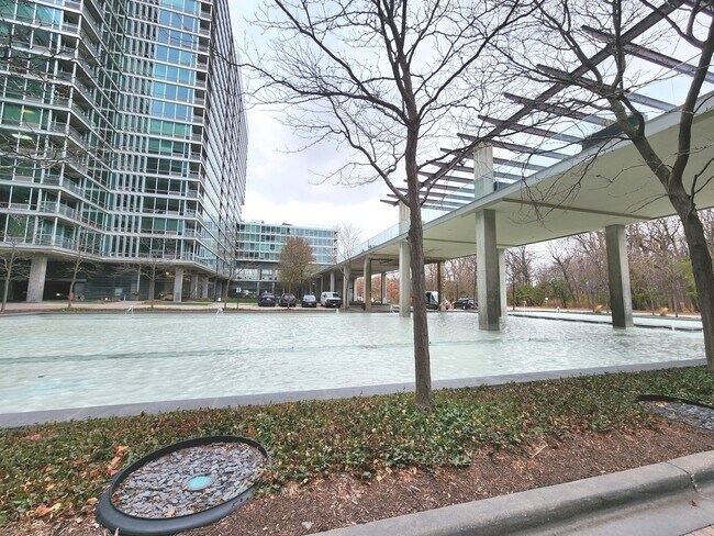 9655 Woods Dr in Skokie, IL - Foto de edificio - Building Photo