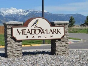 1009 Lowline Spur Rd in Belgrade, MT - Foto de edificio - Building Photo