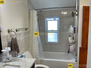 14 Bay State Ave, Unit 2 in Somerville, MA - Foto de edificio - Building Photo