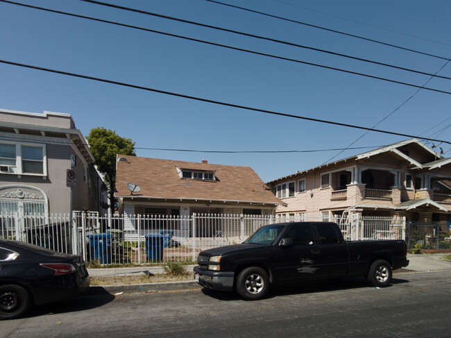 2837 W San Marino St in Los Angeles, CA - Foto de edificio - Building Photo