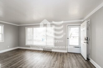 8520 Jacklin Ave in Hazelwood, MO - Foto de edificio - Building Photo