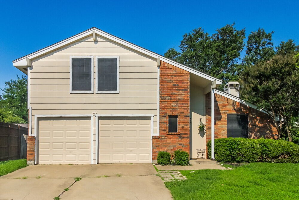 915 Canary Ln in Mansfield, TX - Building Photo