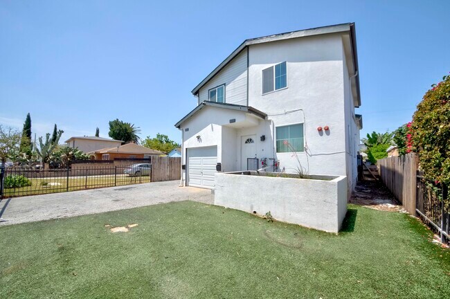 8711 McKinley Pl, Unit 8711 McKinley Place LA in Los Angeles, CA - Foto de edificio - Building Photo