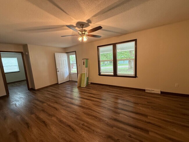 1433 Thomas Dr in Lebanon, MO - Building Photo - Building Photo