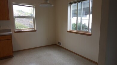 450 NW Parr Dr, Unit 2 in Pullman, WA - Foto de edificio - Building Photo