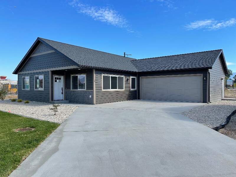 127 One Wy Lp in Hamilton, MT - Building Photo