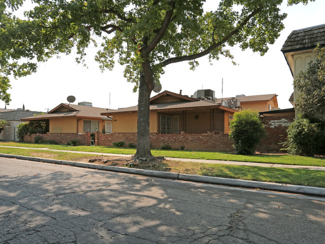 3326 E Sierra Madre Ave in Fresno, CA - Foto de edificio - Building Photo