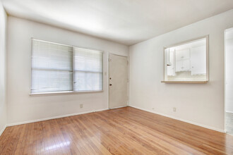 1121-1139 Amoroso Pl in Venice, CA - Building Photo - Building Photo