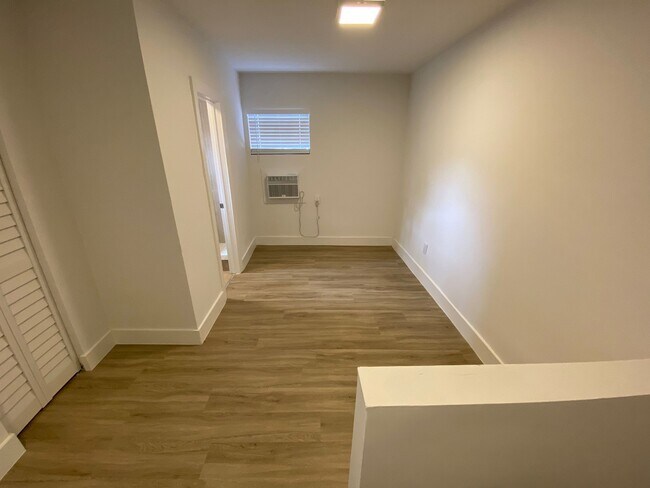 11310 Peachtree Dr-Unit -C in Miami, FL - Foto de edificio - Building Photo