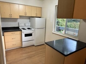 646 Admirals Rd in Victoria, BC - Building Photo