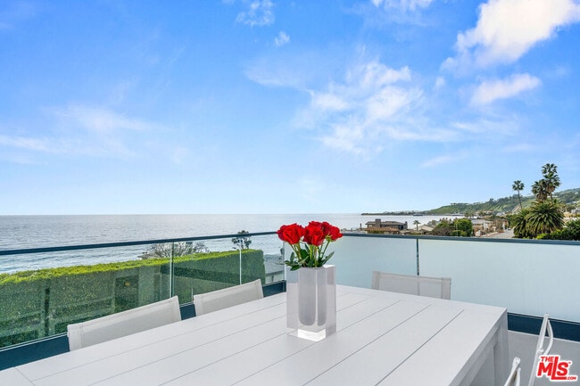 22065 Pacific Coast Hwy in Malibu, CA - Building Photo - Building Photo