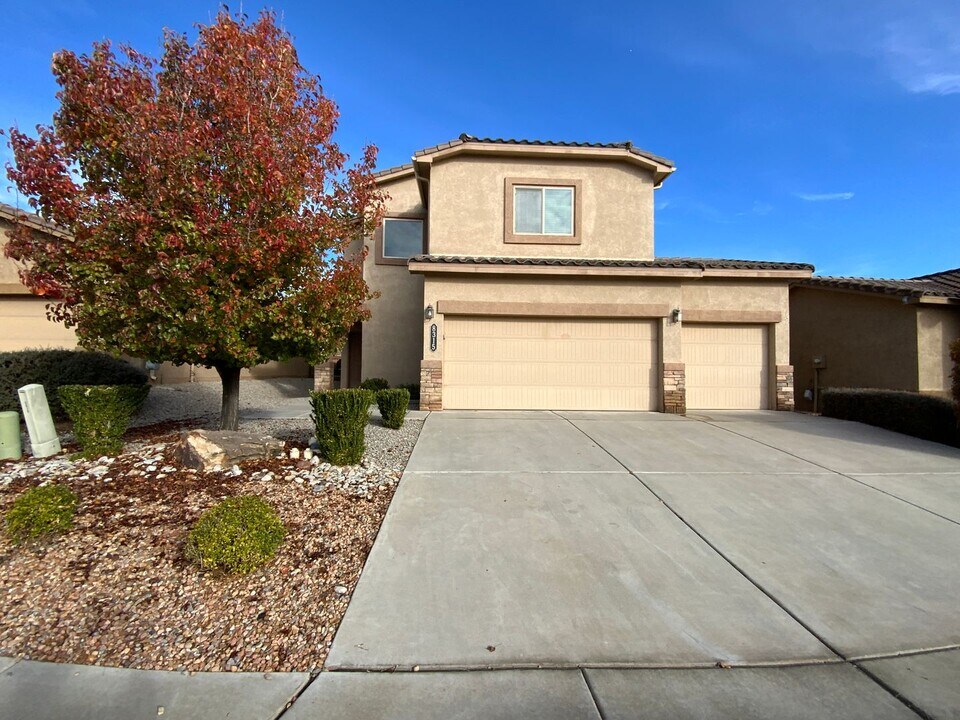 8315 Mock Heather Rd NW in Albuquerque, NM - Building Photo