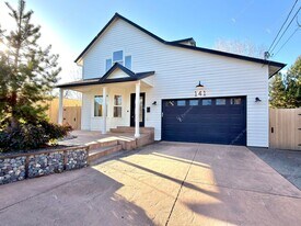 141 NW Adams Pl in Bend, OR - Building Photo