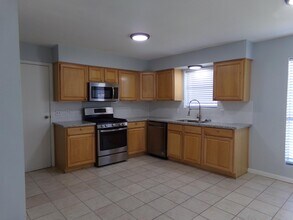 221 Austin St in Angleton, TX - Building Photo - Building Photo