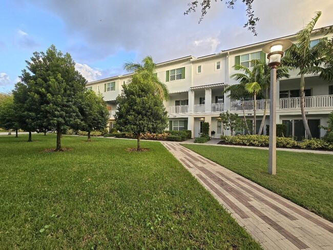 7089 Edison Pl in Palm Beach Gardens, FL - Building Photo - Building Photo