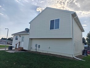 7925 S 157th St in Omaha, NE - Foto de edificio - Building Photo