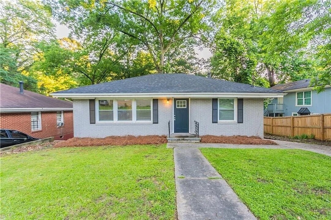 1760 Spring Ave in East Point, GA - Building Photo