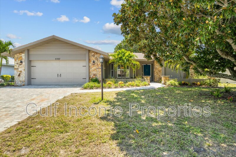 8307 12th Ave Dr NW in Bradenton, FL - Building Photo