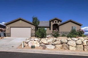 311 920 N in Hurricane, UT - Building Photo