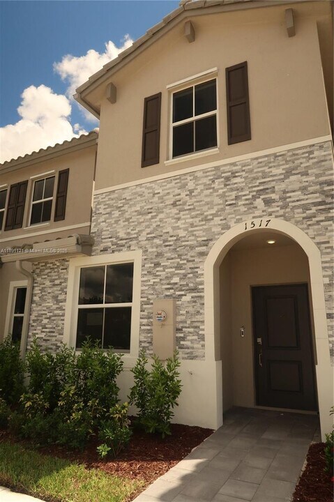 1517 SE 27th Rd in Homestead, FL - Building Photo