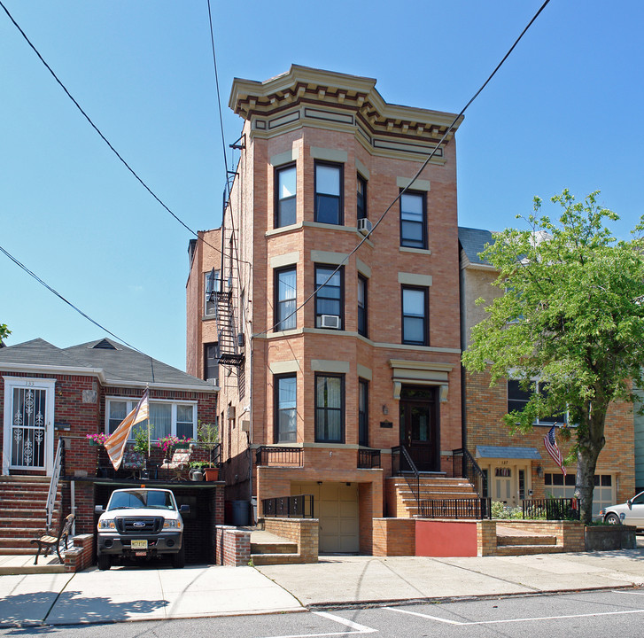 135 Shippen St in Weehawken, NJ - Building Photo