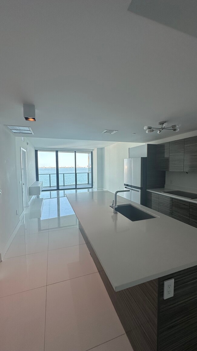 808 Brickell Key Dr in Miami, FL - Building Photo - Building Photo