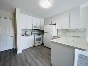 8200 SW 210th St in Cutler Bay, FL - Building Photo - Building Photo