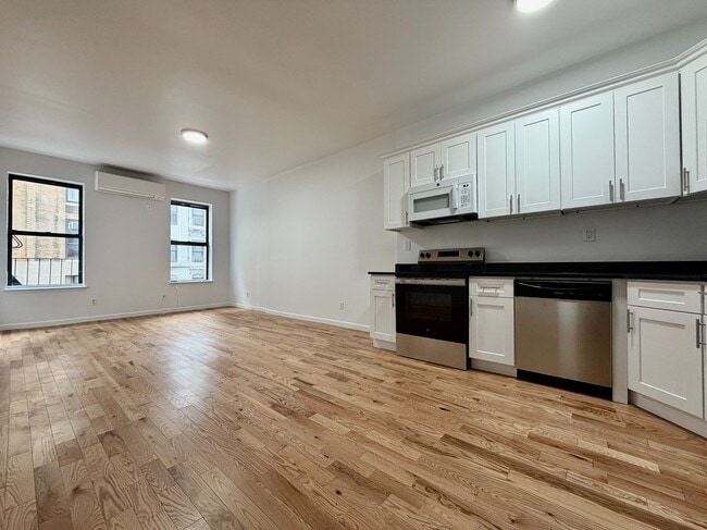 346 W 52nd St in New York, NY - Building Photo - Building Photo