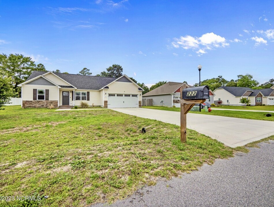222 Rowland Dr in Richlands, NC - Building Photo