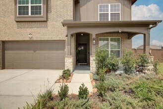 2319 Gentle Breeze Ln in Mont Belvieu, TX - Building Photo - Building Photo