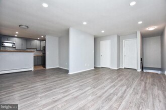 604 Garnet Dr in Burlington, NJ - Building Photo - Building Photo