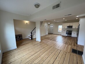 14 Humboldt Pl, Unit 1 in Boston, MA - Building Photo - Building Photo