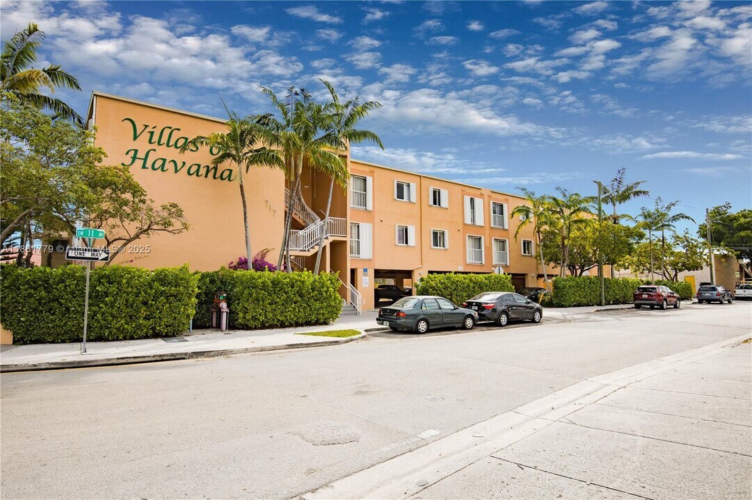 717 SW 11th Ave in Miami, FL - Building Photo