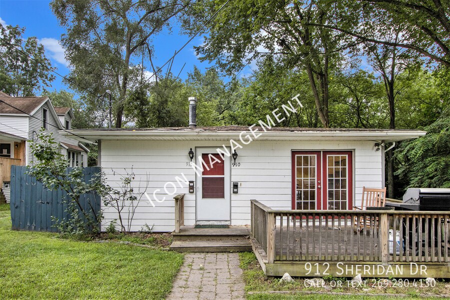 912 Sheridan Dr in Kalamazoo, MI - Building Photo