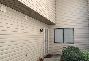 8577 Parkside Dr in Jonesboro, GA - Building Photo