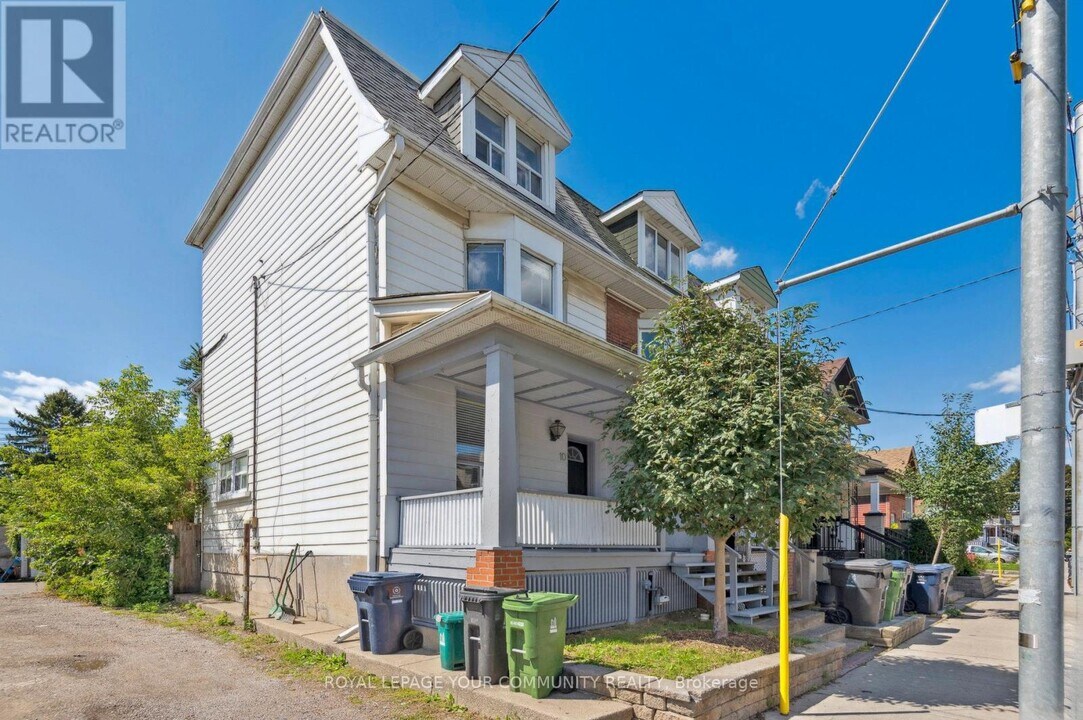 10 Coxwell Ave in Toronto, ON - Building Photo