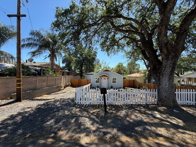 1945 Fort Wayne St in Oroville, CA - Building Photo - Building Photo