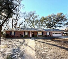 405 Toby Ln in Jacksonville, TX - Building Photo