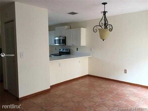 6235 SW Kendale Lakes Cir in Miami, FL - Building Photo - Building Photo