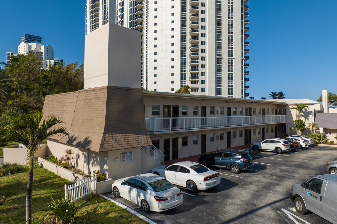 Harbour Towers at The Waterways in Aventura, FL - Building Photo