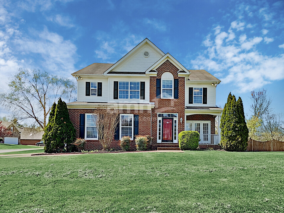 2662 Hansford Dr in Thompson's Station, TN - Building Photo