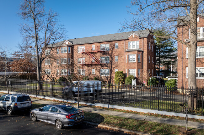 English Village Condominiums in Cranford, NJ - Building Photo - Building Photo