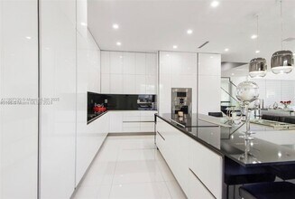 10242 NW 75th Terrace in Doral, FL - Building Photo - Building Photo